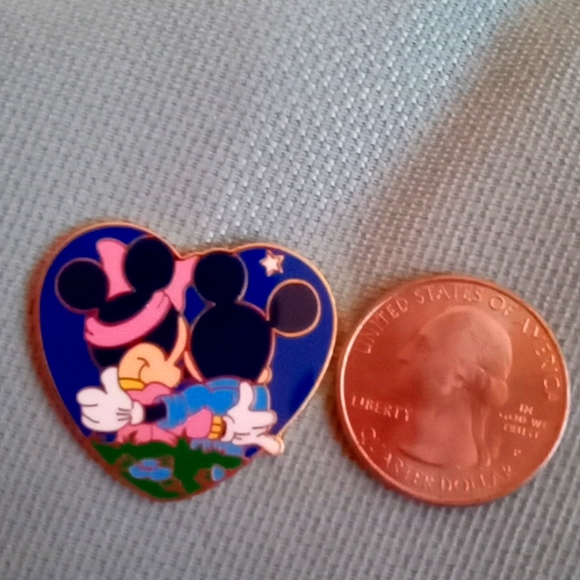 DISNEY MICKEY AND MINNIE LANYARD SERIES PIN - Picture 5 of 5